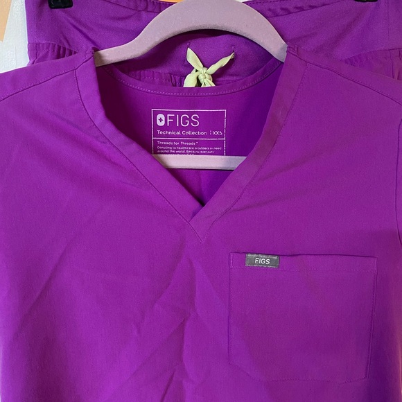 FIGS Technical Collection Scrub Set Beautiful vibrant fuchsia top xxs, bottom xs - Picture 2 of 6